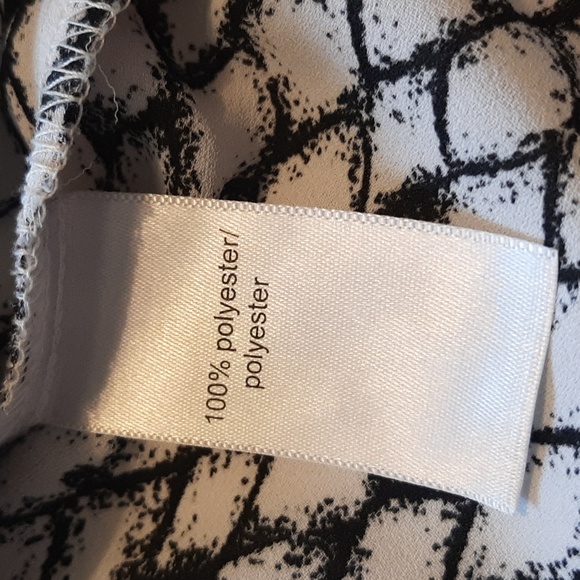 Maunce top.Sleeveless black and white.  Medium. - Picture 6 of 16